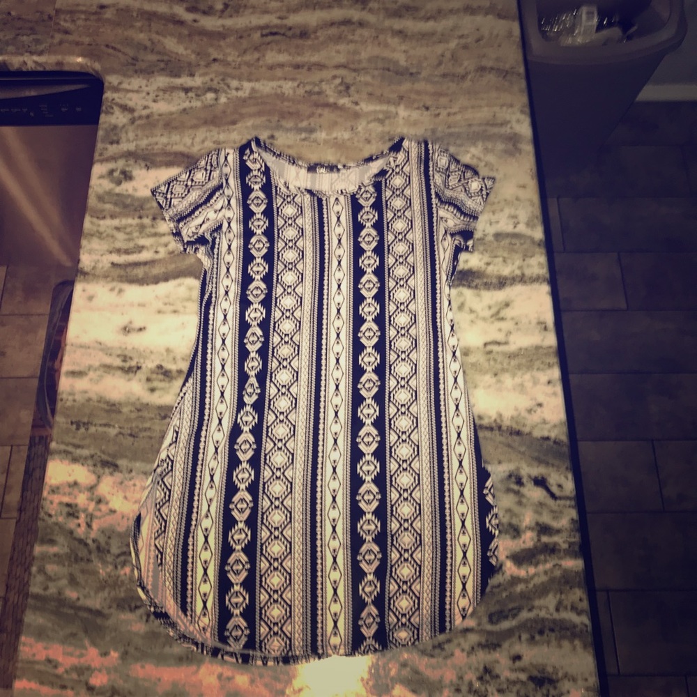 I am selling this black and white shirt